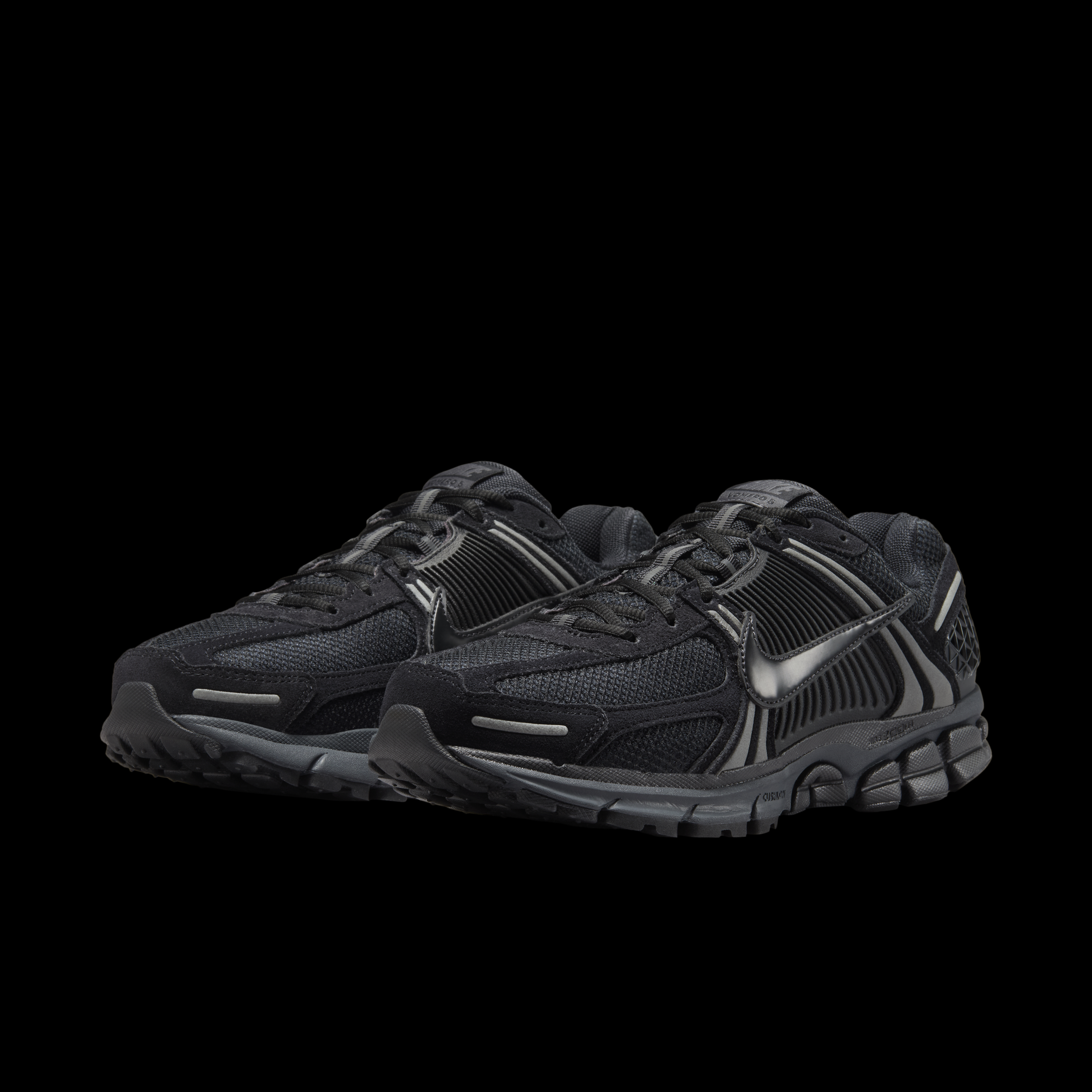 NIKE vomero （ナイキボメロ） ナイキ ボメロが、新しいカラーと耐候型のデザインでレトロな