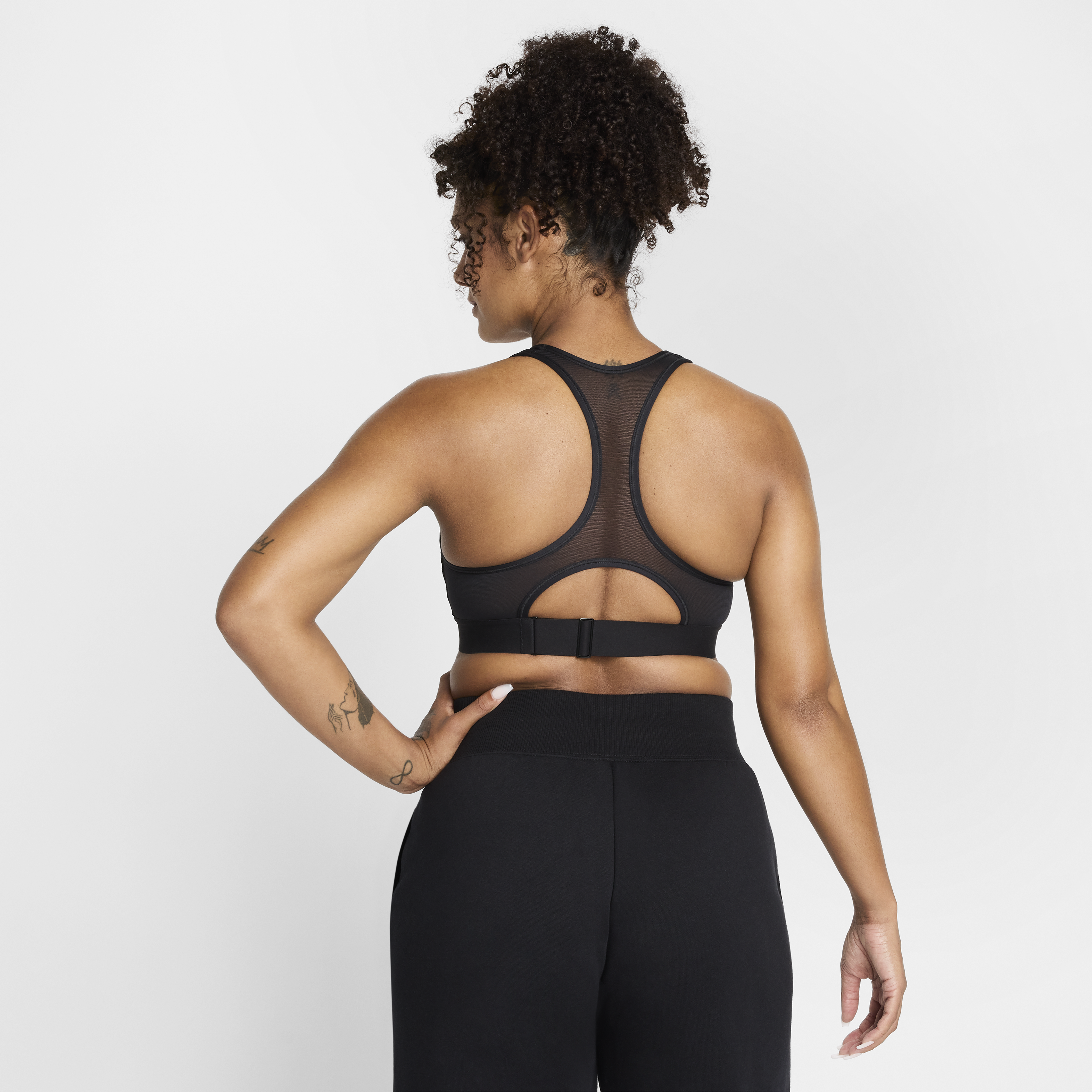 Nikeが搾乳器に対応する最新のスポーツブラと着脱が簡単な