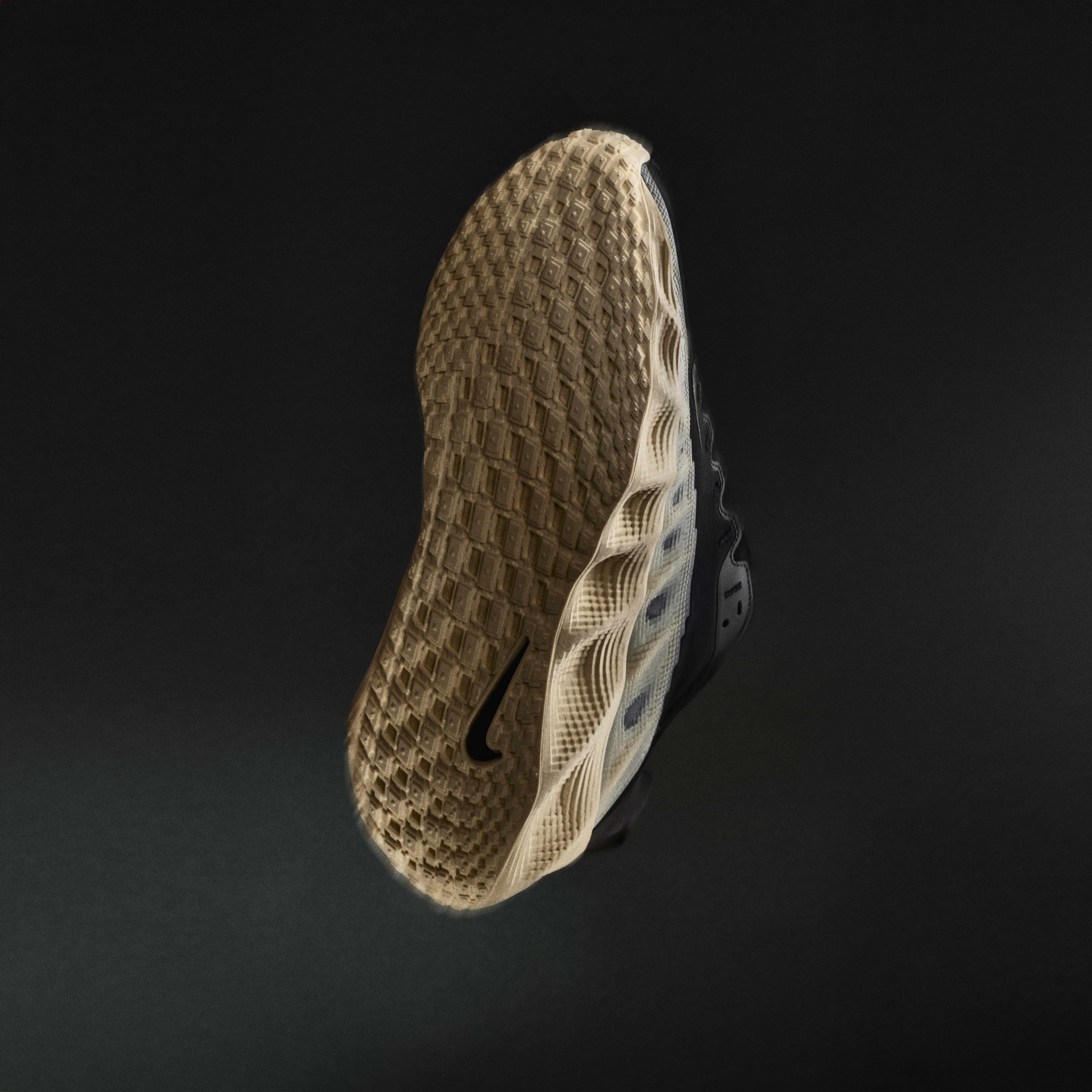 ナイキ エイバ ローバーの革新的な性能がストリートで活躍する — NIKE