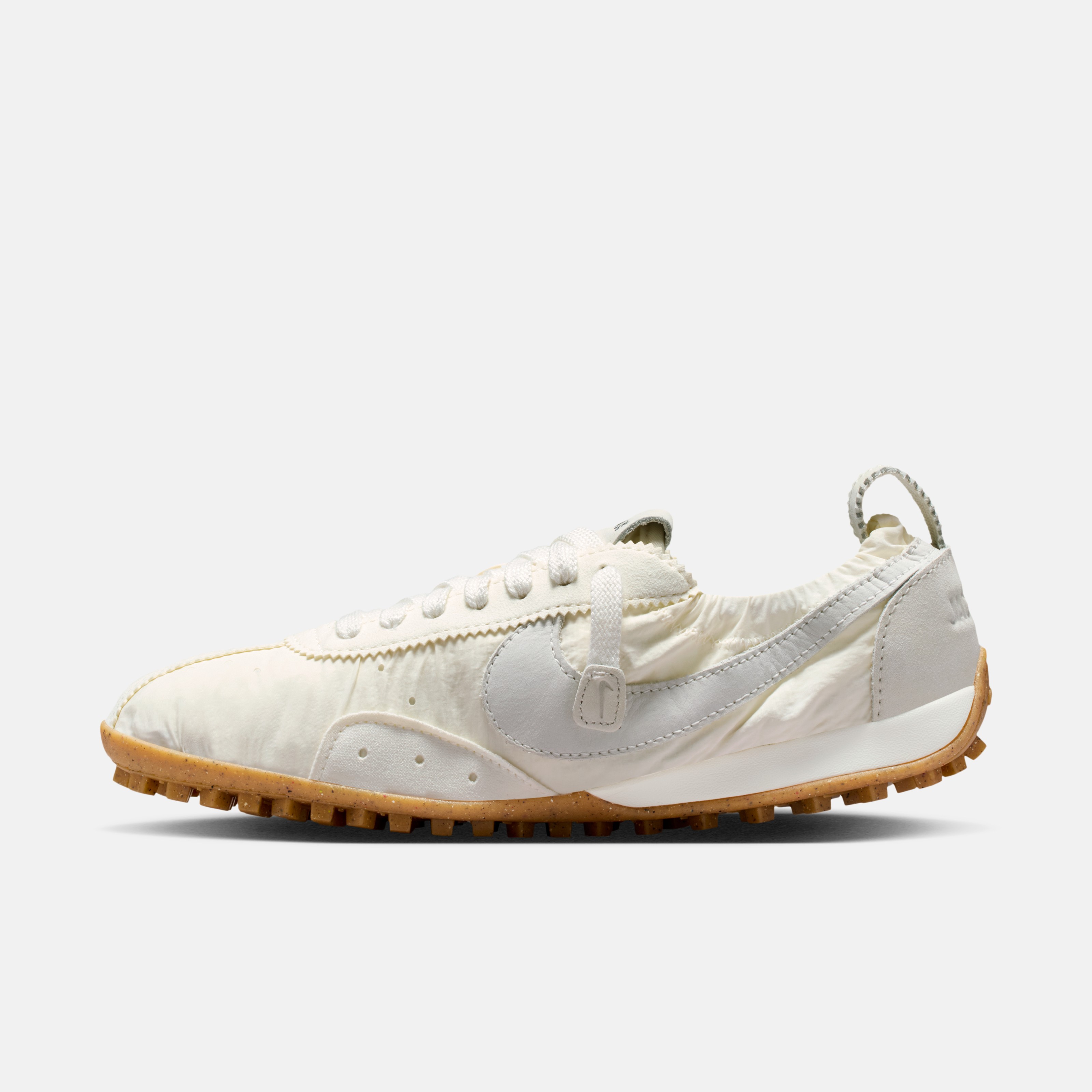 NikeとJacquemusがアイコニックなムーン シューズを大胆な新色3カラー