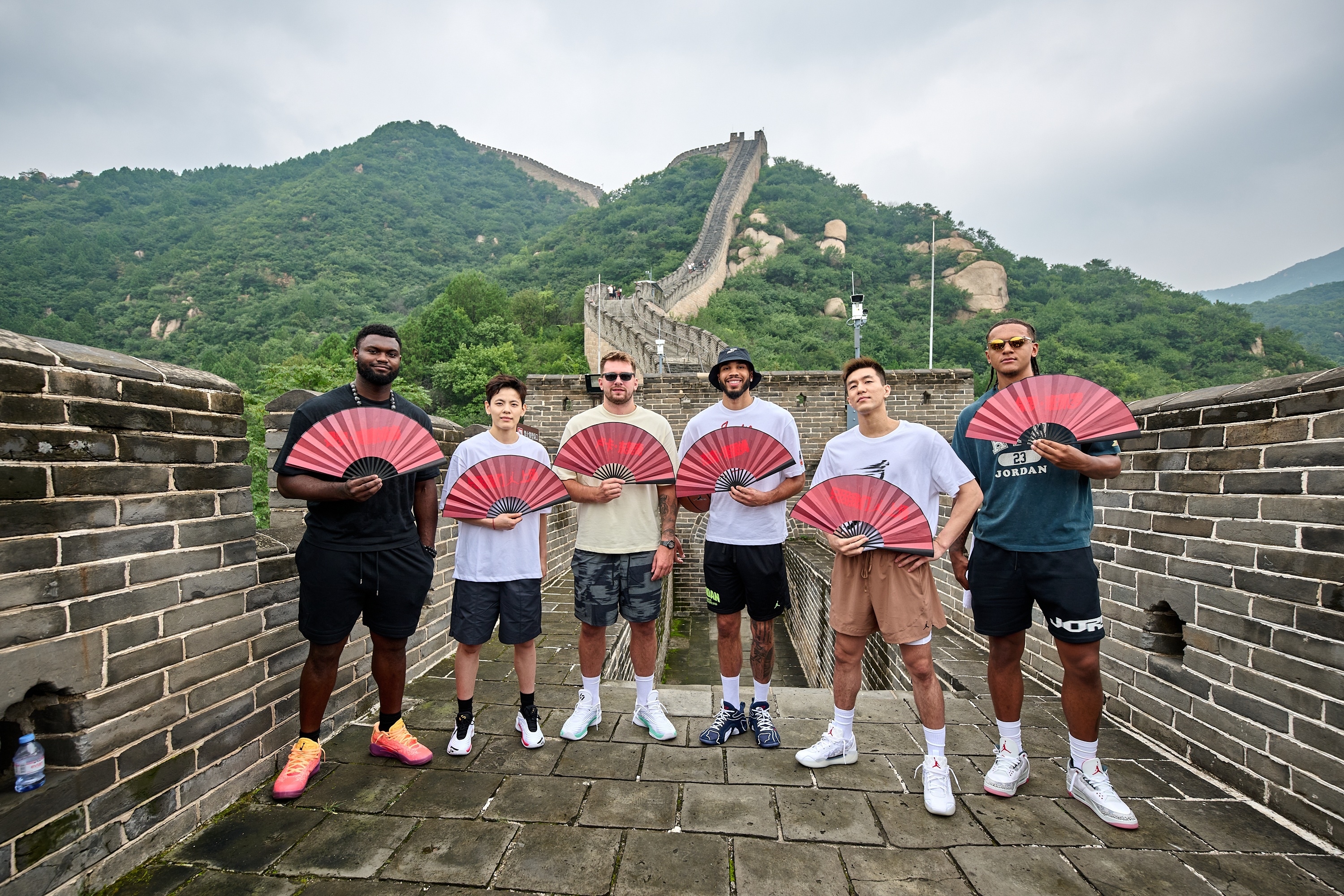 バスケットボールへの情熱を育み、地元の若者たちを激励するために