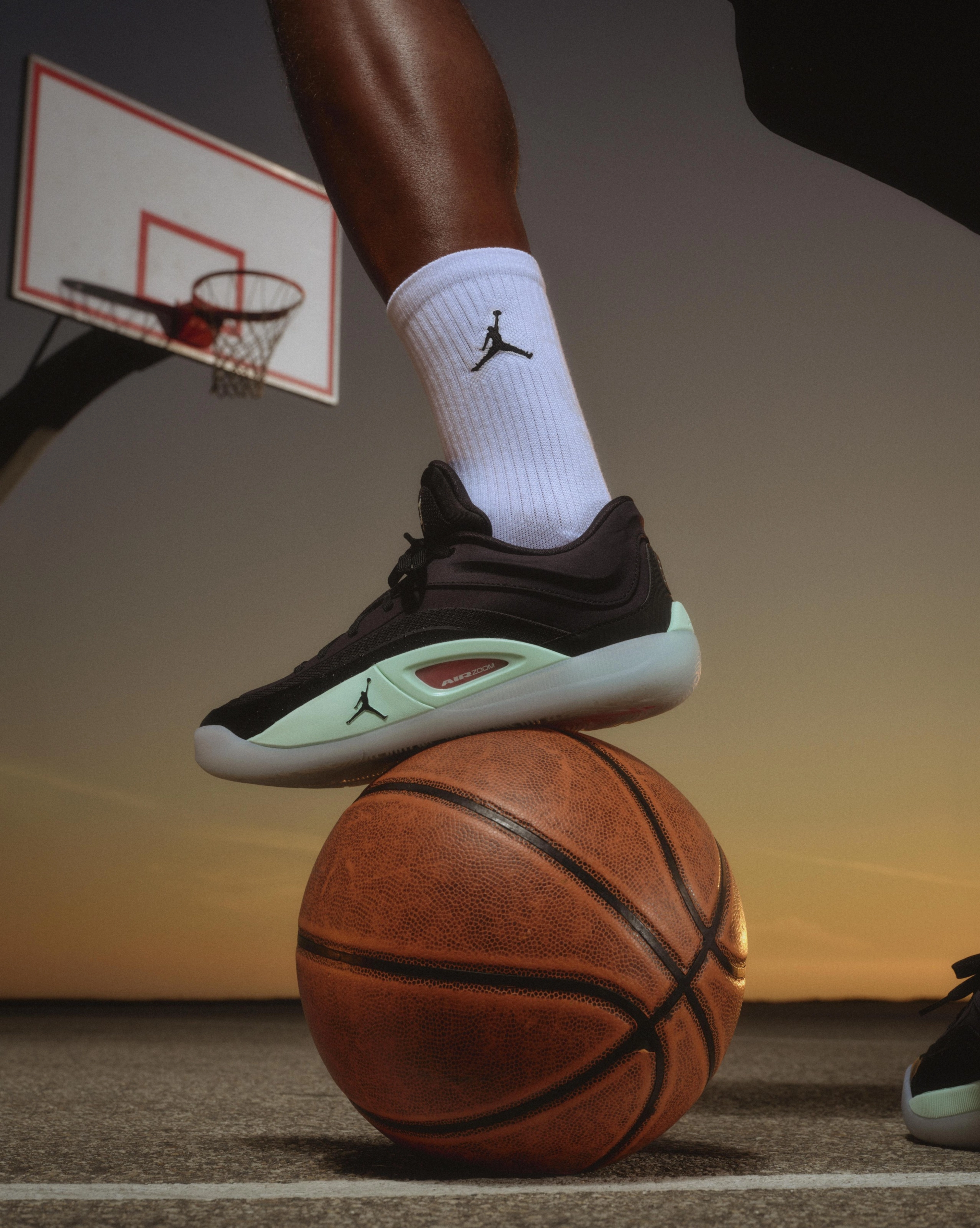 ☆最新モデル!ほぼ新品!jordan zion 4 ザイオン ファーストカラー パワーとスピードを追求したJordanブランドの新作、ザイオン 4