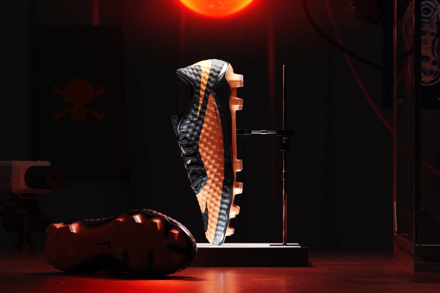 ハイパーヴェノムファントム RGN SE FG Nike、アイコニックなハイパーヴェノム RGNサッカースパイクを