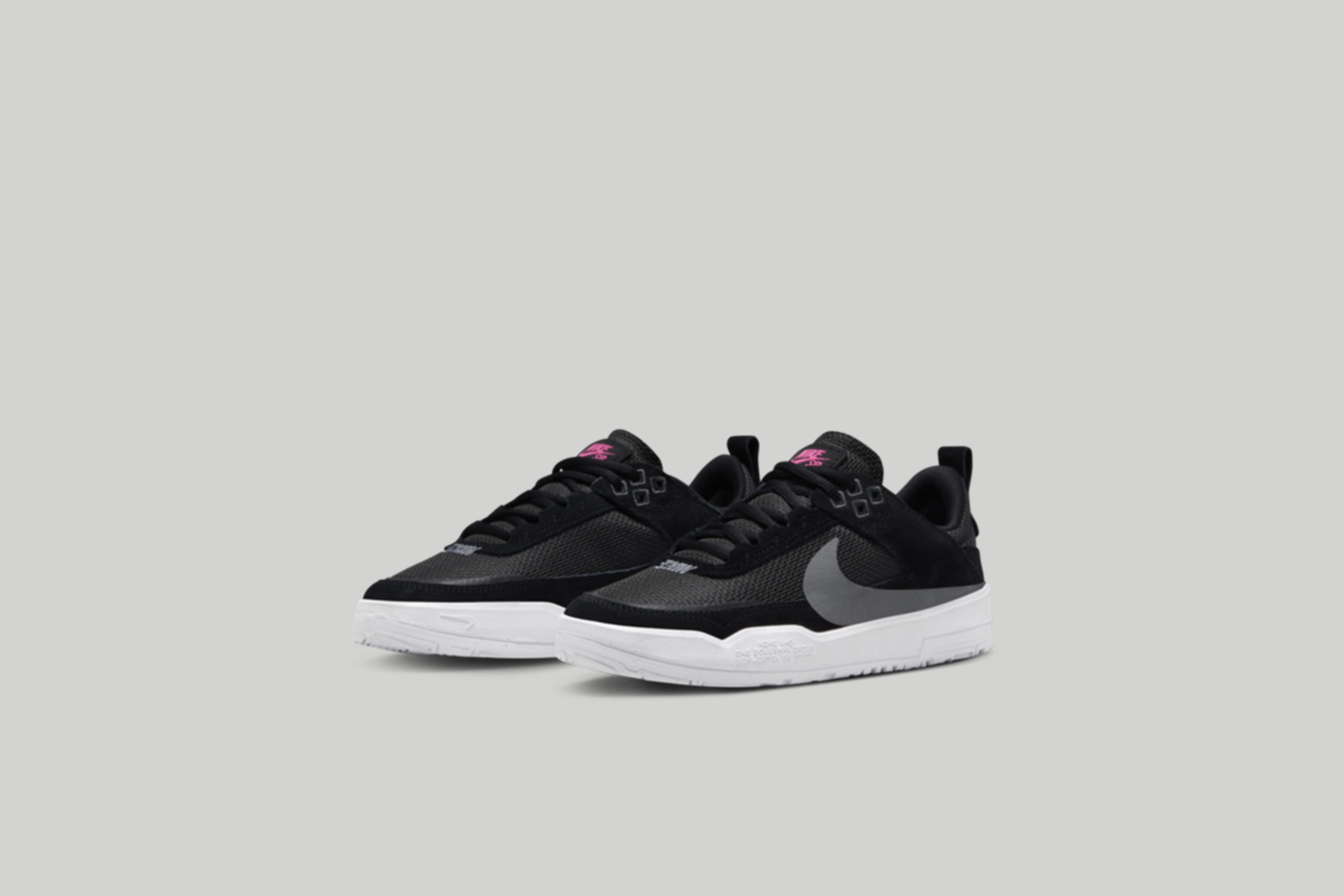 Front angled view of the kids Nike SB Day One in black.